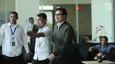 Politisi Partai Golkar Aziz Syamsuddin (kanan) berjalan meninggalkan Gedung KPK usai diperiksa, Jakarta, Senin (27/11). Ia diperiksa sebagai saksi yang meringankan untuk tersangka dugaan korupsi e-KTP, Setya Novanto. (Liputan6.com/Helmi Fithriansyah)