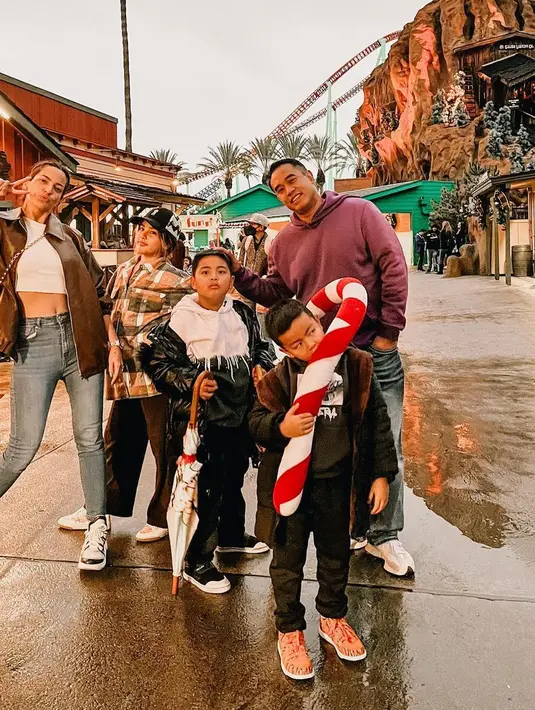 Melalui akun instagramnya, Nia kerap membagikan tips dalam membina rumah tangga harmonis. "Meet my bestfriend, my Partner, my Love @ardibakrie 😅❤️❤️Melalui komunikasi yang sehat dalam pernikahan kita, membuat kita Semakin hari semakin bertambah kuat untuk menjalani segala yang harus di hadapi,"  tulis Nia dalam unggahan beberapa waktu lalu.  [Instagram/ramadhaniabakrie]