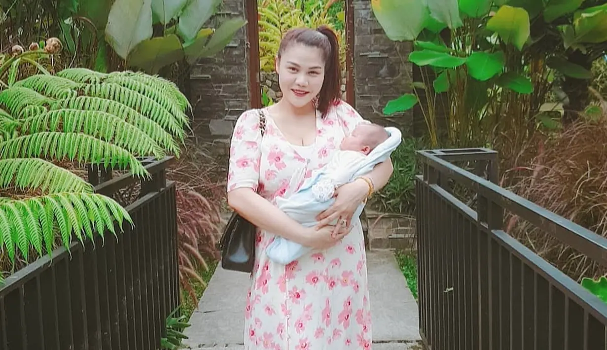DJ Butterfly pun menceritakan kebahagiaannya menjadi seorang ibu. Salah satu yang paling berkesan adalah momen saat ia menyusui. (Liputan6.com/IG/dj_kattybutterfly36)