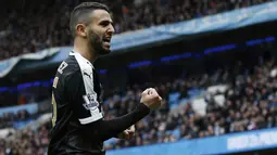 Pemain Leicester City, Riyad Mahrez menjadi pencetak gol kedua bagi timnya saat melawan Manchester City pada lanjutan Liga Premier Inggris pekan ke-25 di Etihad Stadium, Manchester, Sabtu (6/2/2016). (AFP/Adrian Dennis) 