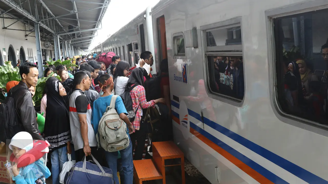 20161224- Begini Kondisi Stasiun Pasar Senen Jelang Malam Natal-Jakarta- Herman Zakharia