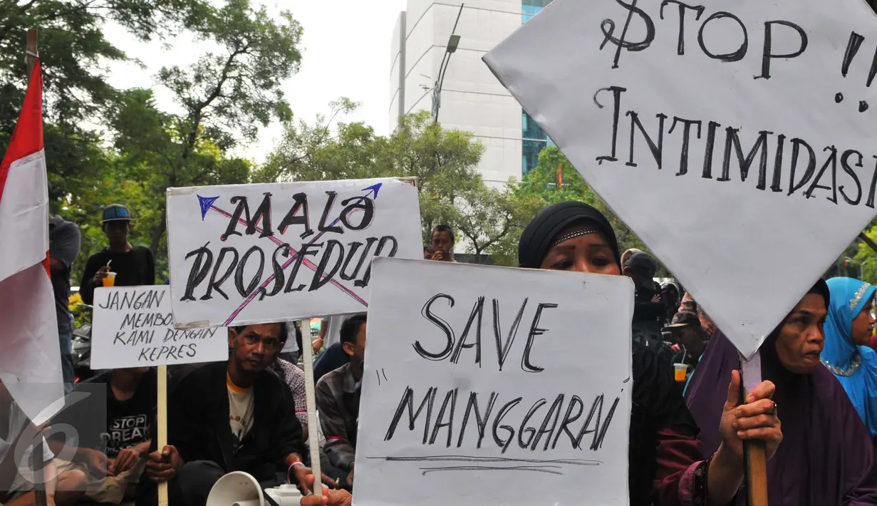Sekelompok Warga berunjuk rasa di depan Gedung Ombudsman RI, Jakarta, Jumat (7/4). Warga menilai PT KAI telah melakukan mal administrasi karena informasi publik mengenai anggaran pelaksanaan, perizinan. (Liputan6.com/Helmi Afandi)