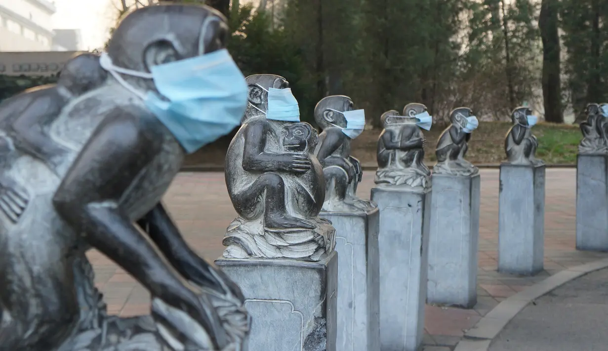 Sejumlah patung monyet yang berada di Kebun Binatang Beijing terlihat dipakaikan masker sebagai bentuk protes di China, 19 Desember 2016. China dilanda oleh asap polusi yang paling buruk tahun 2016 selama beberapa hari ini. (AFP PHOTO/STR/China OUT)