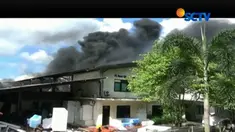 Menurut saksi mata, api diduga berasal dari percikan api alat las.