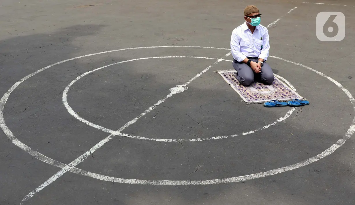 Seorang jemaah sebelum menunaikan salat Jumat dengan menerapkan jaga jarak di Masjid Cut Meutia, Jakarta Pusat, Jumat (5/6/2020). Masjid Cut Meutia kembali menyelenggarakan ibadah salat Jumat dalam masa PSBB transisi dengan menerapkan protokol kesehatan secara ketat.(Liputan6.com/Helmi Fithriansyah)