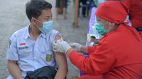 Ilustrasi vaksinasi Covid-19 pada anak di Indonesia. (dok. Coca-Cola Foundation)