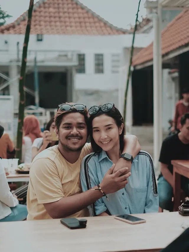 Unggah Foto Romantis, Ini 6 Potret Kebersamaan Ahmad Abdul dan Artika Rusman