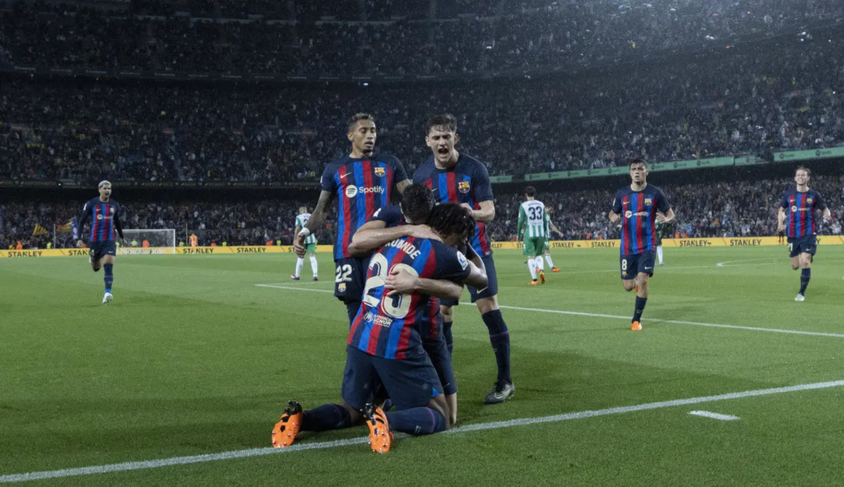 <p>Kemenangan Barcelona ditandai dengan kembalinya Ousmane Dembele. Setelah cedera cukup lama, Dembele main sebentar untuk gantikan Raphinha di menit ke-72. (AP Photo/Joan Monfort)</p>