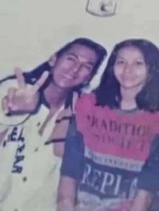 Di era 90an Rudy dikenal sebagai vokalis band RC Formation. Salah satu lagu paling populernya adalah Salahkanlah. [instagram/rudy.chysaraa]