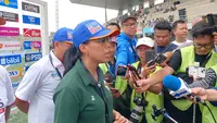 Anggota Exco PSSI, Vivin Cahyani saat ditemui awak media di Supersoccer Arena Kudus, Jawa Tengah, Minggu (13/7/2025). (Bola.com/Hery Kurniawan).