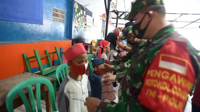FOTO: Pandemi COVID-19, TNI - Polri Imbau Warga Patuhi Protokol Kesehatan