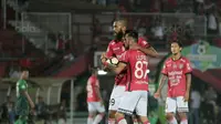 Pemain Bali United, Sylvano Comvalius (kiri)  saat melawan PS TNI pada lanjutan Liga 1 2017 di Stadion Kapten I Wayan Dipta, Gianyar, Bali (20/102017). (Bola.com/NIcklas Hanoatubun)