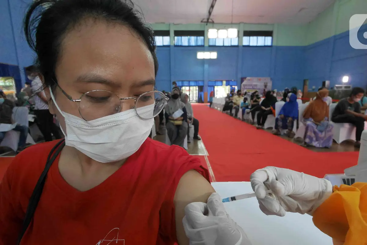 Vaksin Booster Serentak di GOR Radio Dalam