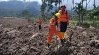 Tim SAR melakukan proses pencarian terhadap korban yang hilang akibat banjir bandang yang melanda Malampah Kabupaten Pasaman, Sumatera Barat. (Liputan6.com/ Novia Harlina)