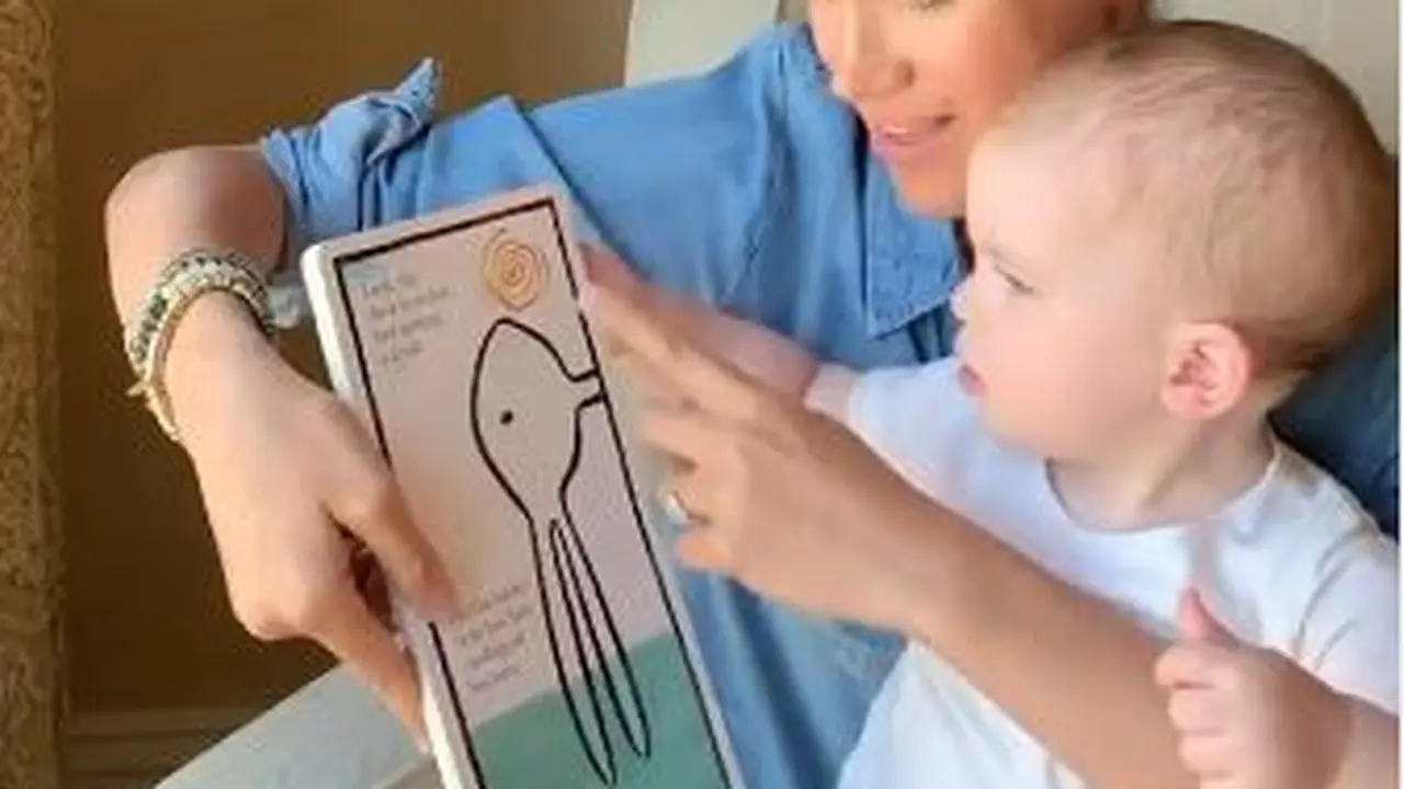 Ragam Ekspresi Lucu Archie Harrison Saat Dibacakan Buku oleh Meghan Markle