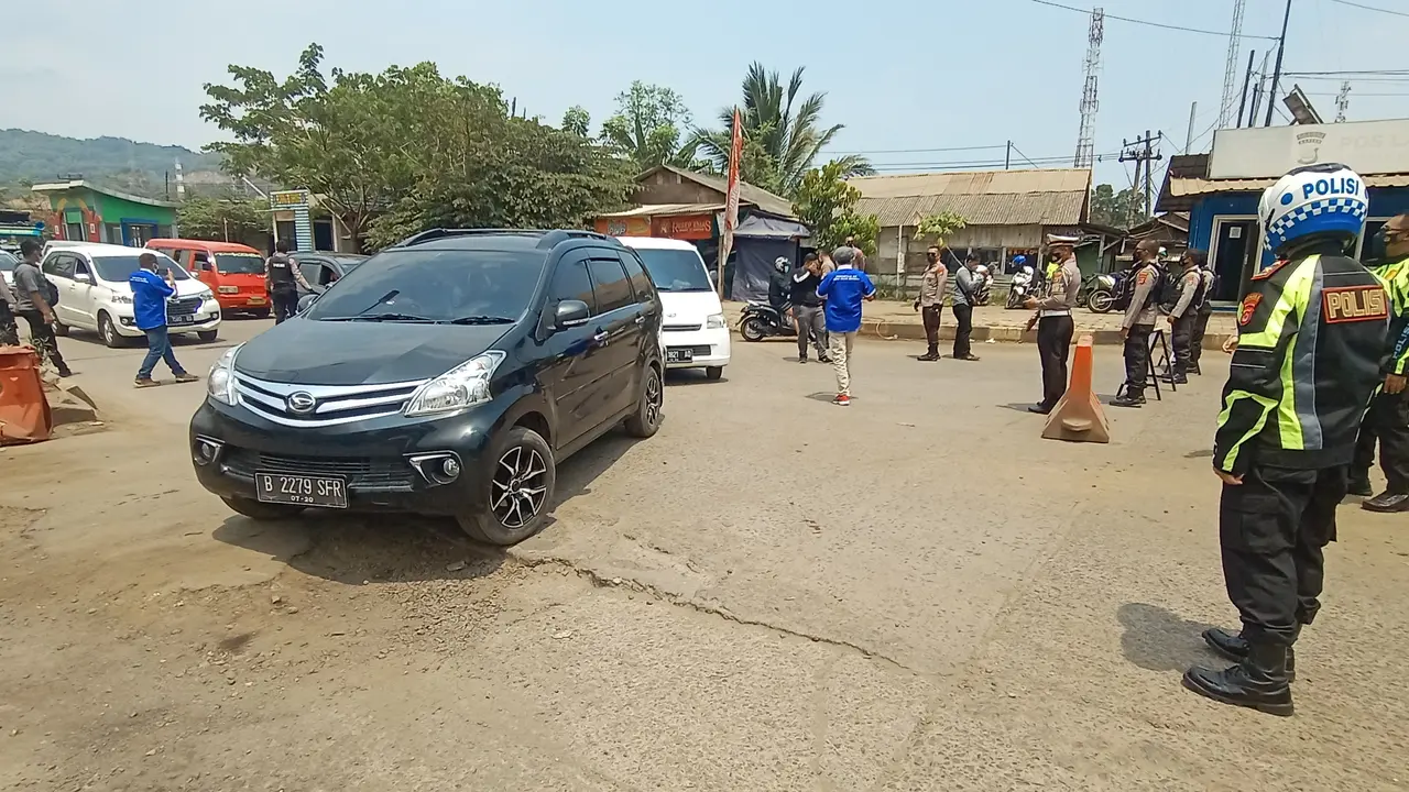 Polisi Putar Balikkan Kendaraan Wisawatan Di Simpang Tiga JLS, Kota Cilegon, Banten. (Minggu, 19/09/2021). (Liputan6.com/Yandhi Deslatama).