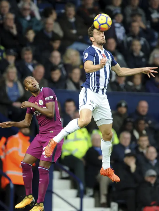 Pemain Manchester City, Fernandinho (kiri) mencetak satu gol untuk kemenangan timnya saat melawan West Bromwich pada lanjutan Premier League di Hawthorns, West Bromwich, (28/10/2017).  Manchester City menang 3-2. (AP/Rui Vieira)