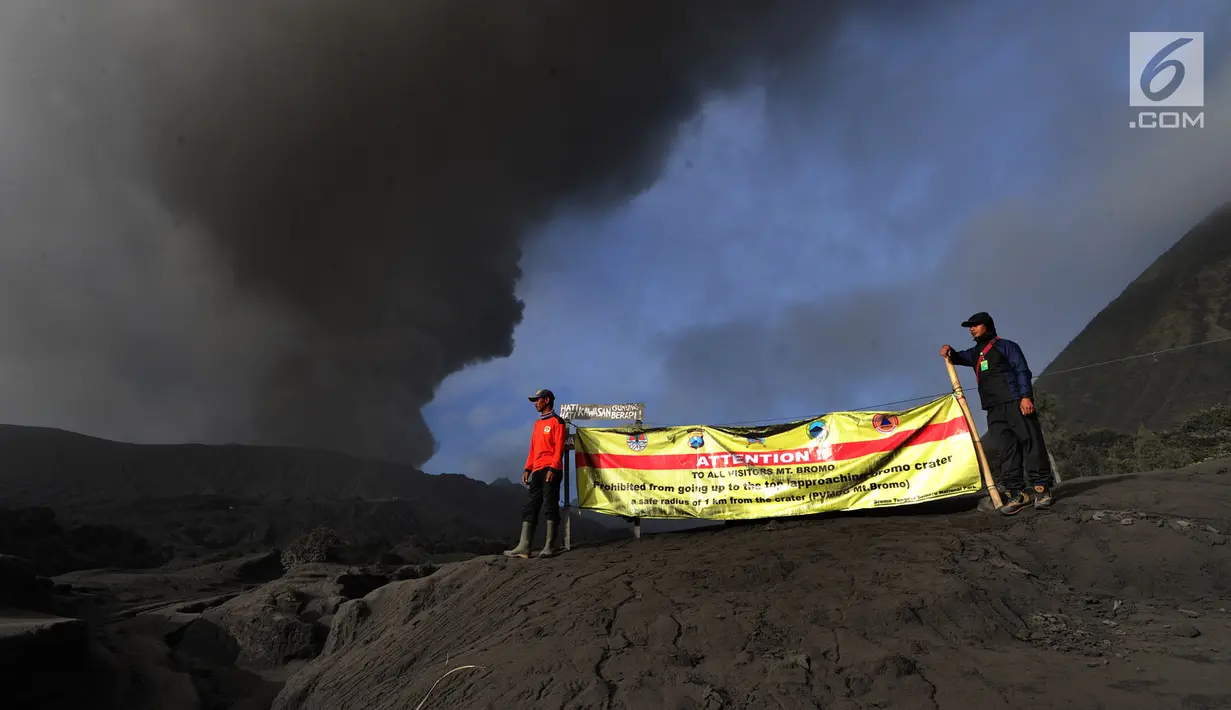 Petugas saat melakukan penjagaan di kawasan Taman Nasional Bromo Tengger Semeru, Probolinggo, Jawa Timur, Selasa (26/3/2019). Aktivitas vulkanis Gunung Bromo masih berada di level II waspada, meski sedang mengalami erupsi pada beberapa hari belakangan ini. (merdeka.com/Arie Basuki)