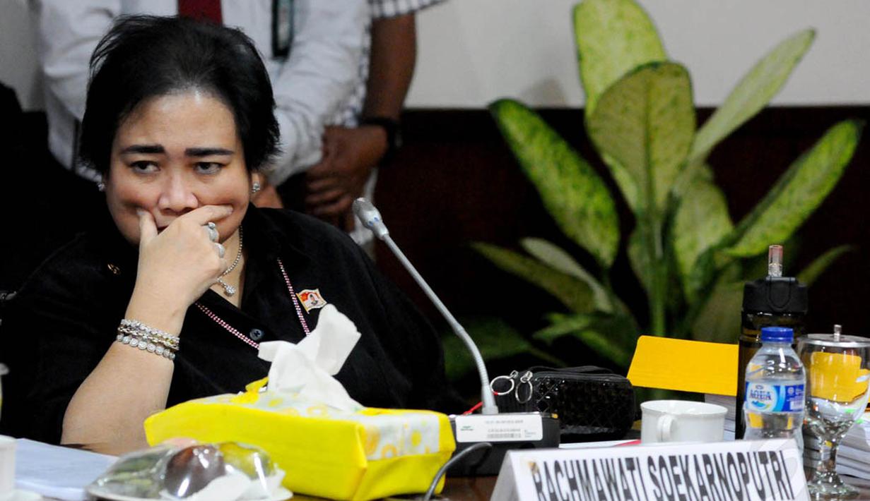 Ketua Umum Front Pelopor Rachmawati Soekarnoputri menyerahkan Petisi Rakyat Mengugat, Jakarta, (9/10/14). (Liputan6.com/Andrian M Tunay) 