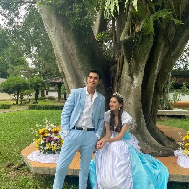 Semakin Dekat, Ini 6 Potret Cinta Brian dan Zoe Abbas Pakai Baju Warna Senada