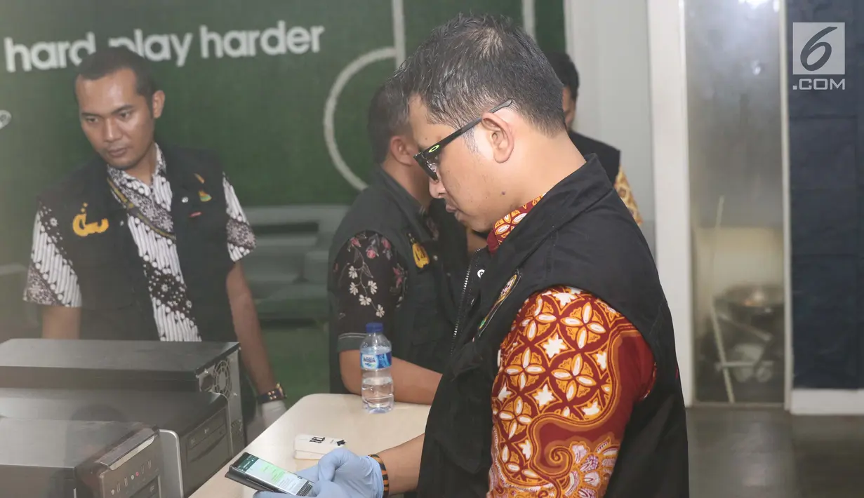 Tim Satgas Anti Mafia Bola saat di Kantor PT Liga Indonesia di Kawasan Kuningan, Jakarta, Jumat (1/2). Satgas Anti Mafia Bola melakukan penggeledahan Kantor PT Liga Indonesia terkait dugaan pengaturan hasil pertandingan. (Liputan6.com/Helmi Fithriansyah)