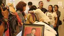 Tangis kerabat di dekat jenazah Benny Panjaitan yang disemayamkan di rumah duka RS Dharmais, Jakarta, Selasa (24/10). Pentolan band Panbers itu meninggal di usia 70 tahun akibat penyakit stroke yang telah lama dideritanya. (Liputan6.com/Herman Zakharia)