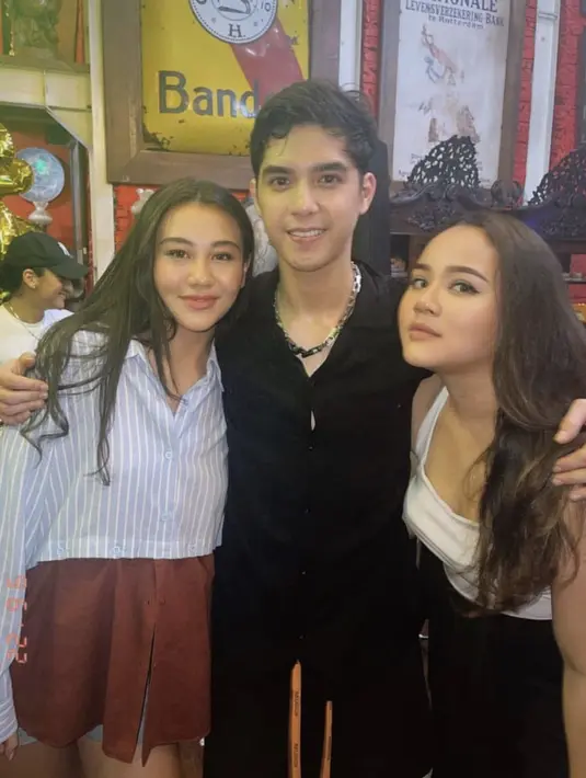 Aaliyah Massaid juga hadir mengenakan kemeja biru bergaris dengan variasi cokelat untuk atasan dipadukan short pants denim. @aaliyah.massaid