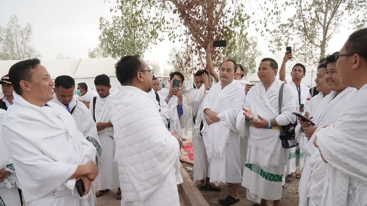 Menteri Agama (Menag), Yaqut Cholil Qoumas, menyapa jemaah yang tengah berada di Arafah, Jumat (8/7/2022) (Liputan6.com/Mevi Linawati)