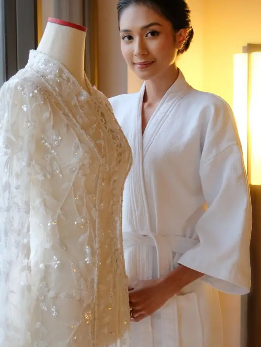 Kebaya Ambon pada dasarnya memiliki ciri khas brokat berfuring dengan detail kerah tinggi V-cut. [@miktambayong]