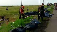 Warga Ukraina Timur Kumpulkan Jenazah Korban MH17 