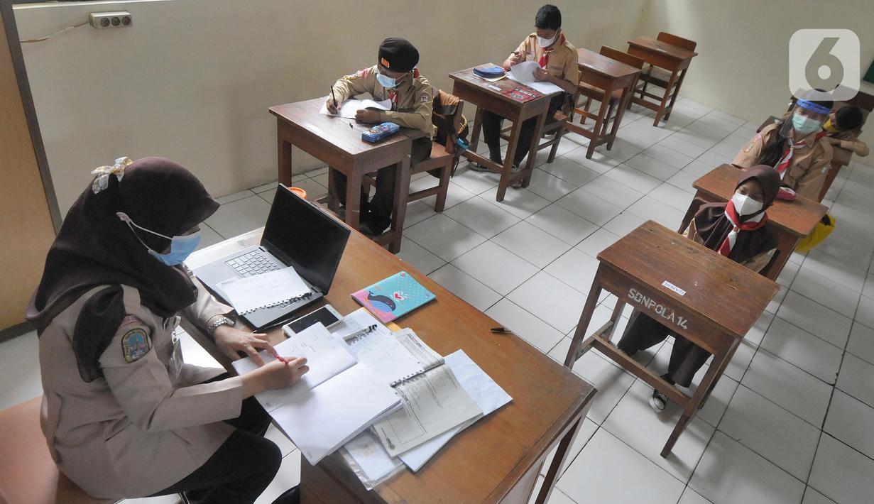Suasana kegiatan pembelajaran tatap muka di SDN Pondok Labu 14, Jakarta Selatan, Rabu (7/04/2021). Mulai hari ini, Pemprov DKI melakukan pembelajaran tatap muka bagi 85 sekolah dari semua jenjang pendidikan hingga 29 April. (merdeka.com/Arie Basuki)