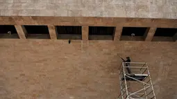 Pada bagian bawah balkon puncak monas, tampak teknisi membersihkan dengan semprotan air bertekanan tinggi (Liputan6.com/Johan Tallo)