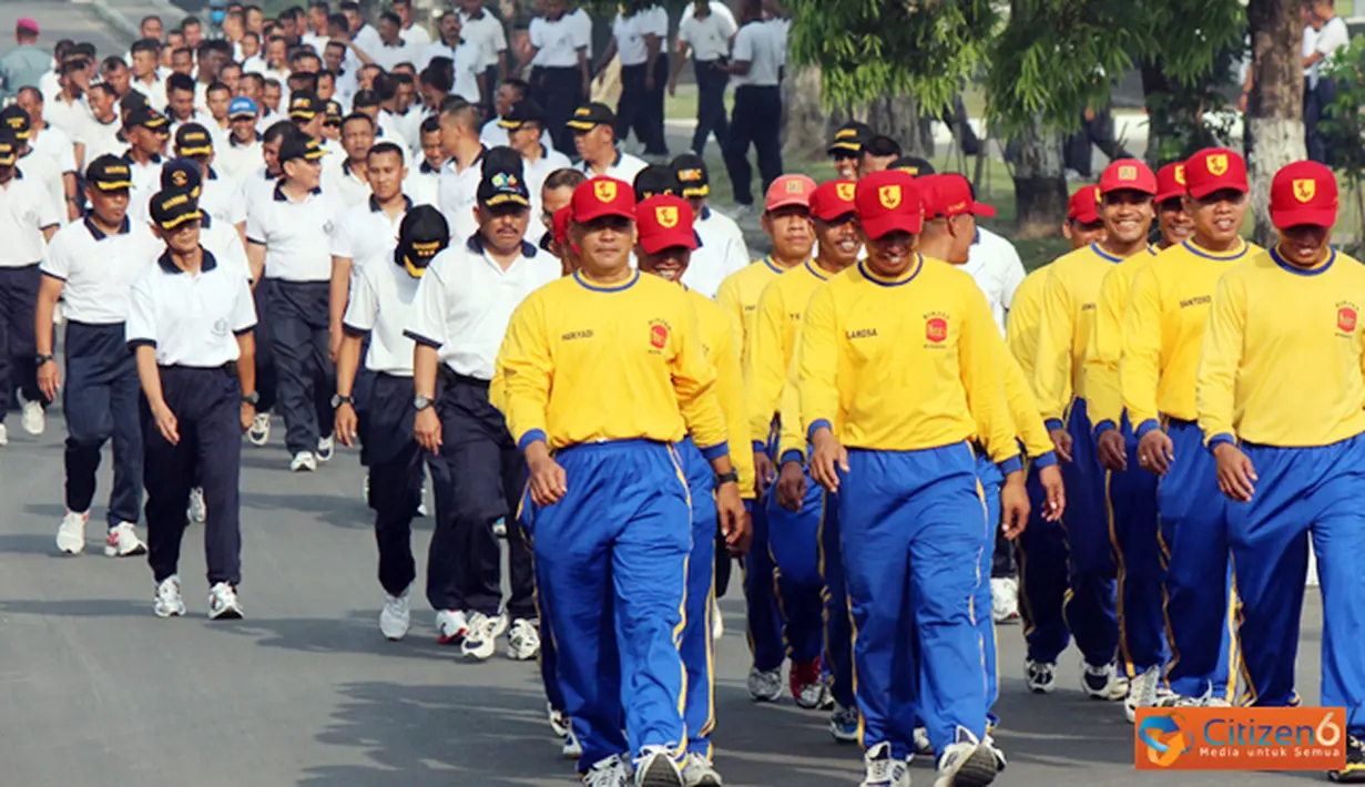 Citizen6, Surabaya: Komandan Pasmar-1 Brigadir Jenderal TNI (Mar) R. Gatot Suprapto melaksanakan jalan sehat bersama seluruh prajurit Pasmar-1 di Trian Sutedi Senaputra Karangpilang Surabaya, Jumat (02/11). (Pengirim: Diyat Akmal Thahar). 