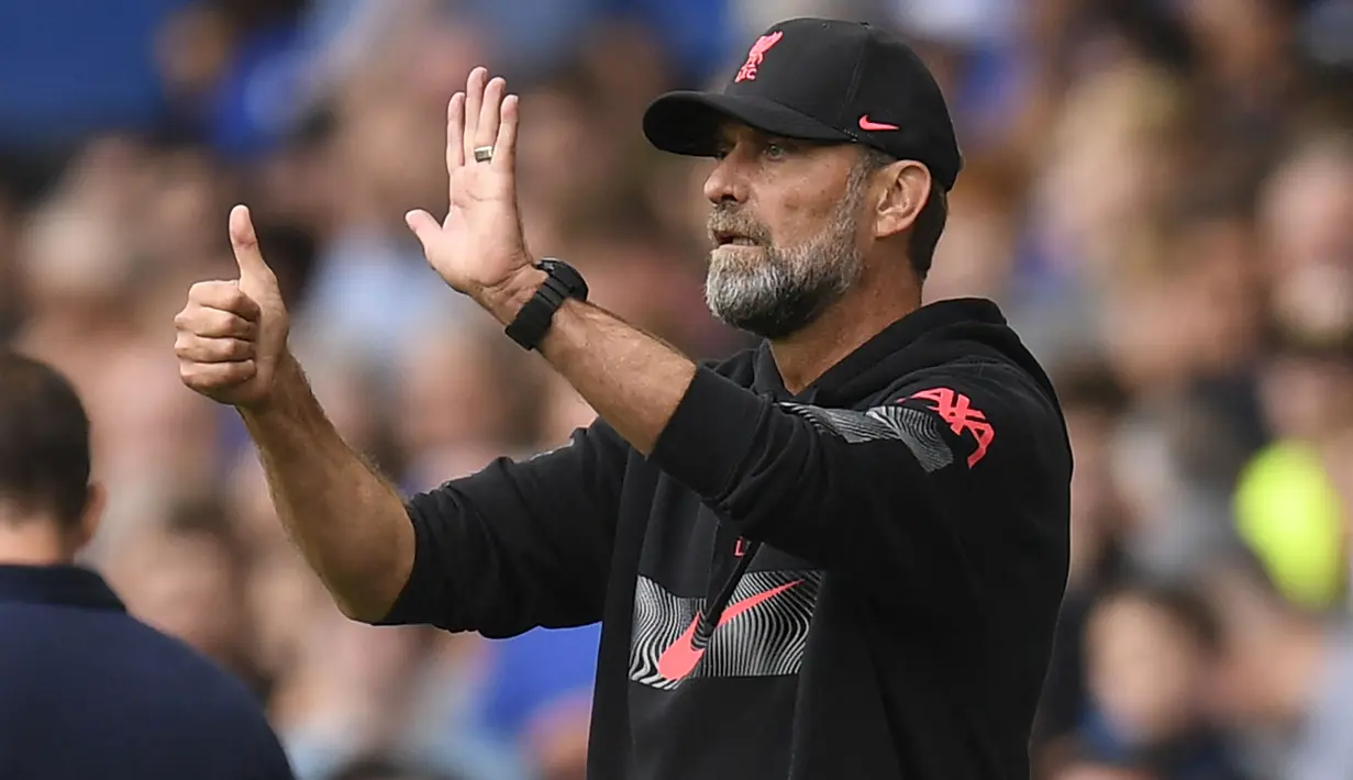 Kembali dari ruang ganti, Jurgen Klopp berusaha melakukan perubahan unuk memecah kebuntuan Liverpool. (AFP/Oli Scarff)