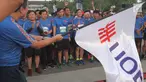 Presdir PT Bank UOB Indonesia Kevin Lam saat mengikuti 10k UOB Heartbeat Run & Walk di Jakarta, Minggu (7/7/2019). UOB Indonesia menggelar UOB Heartbeat Run/Walk untuk menggalang dana sebesar Rp440 juta untuk mendukung seni dan edukasi di Indonesia. (Liputan6.com/HO/Endang)