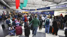 Pelancong mengantre untuk check-in penerbangan di Terminal 1 United Airlines menjelang Liburan Natal di Bandara Internasional O'Hare di Chicago (22/12/2022). Lebih dari 1.500 penerbangan dibatalkan di seluruh AS pada Kamis pagi karena badai musim dingin yang dahsyat membalikkan rencana perjalanan liburan dengan ancaman tiga kali lipat dari salju tebal, angin menderu, dan dingin yang menggigit. (AFP/Kamil Krzaczynski)