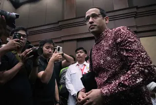 Mantan Menteri Pendidikan, Kebudayaan, Riset, dan Teknologi (Mendikbudristek), Nadiem Anwar Makarim, yang juga salah satu pendiri platform pembayaran dan perusahaan transportasi daring di Indonesia, saat memasuki ruang sidang di Pengadilan Tindak Pidana Korupsi Jakarta, Rabu 13 Mei 2026. (AP Photo/Tatan Syuflana)