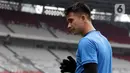 Penjaga gawang timnas Indonesia, Nadeo Argawinata saat latihan resmi turnamen Piala AFF di Stadion Utama Gelora Bung Karno, Jakarta, Kamis (22/12/2022). Piala AFF 2022 diikuti oleh 10 tim peserta termasuk timnas Indonesia. Pada babak penyisihan, ke-10 tim tersebut dibagi menjadi dua grup, masing-masing grup berisikan lima tim. (Liputan6.com/Helmi Fithriansyah)