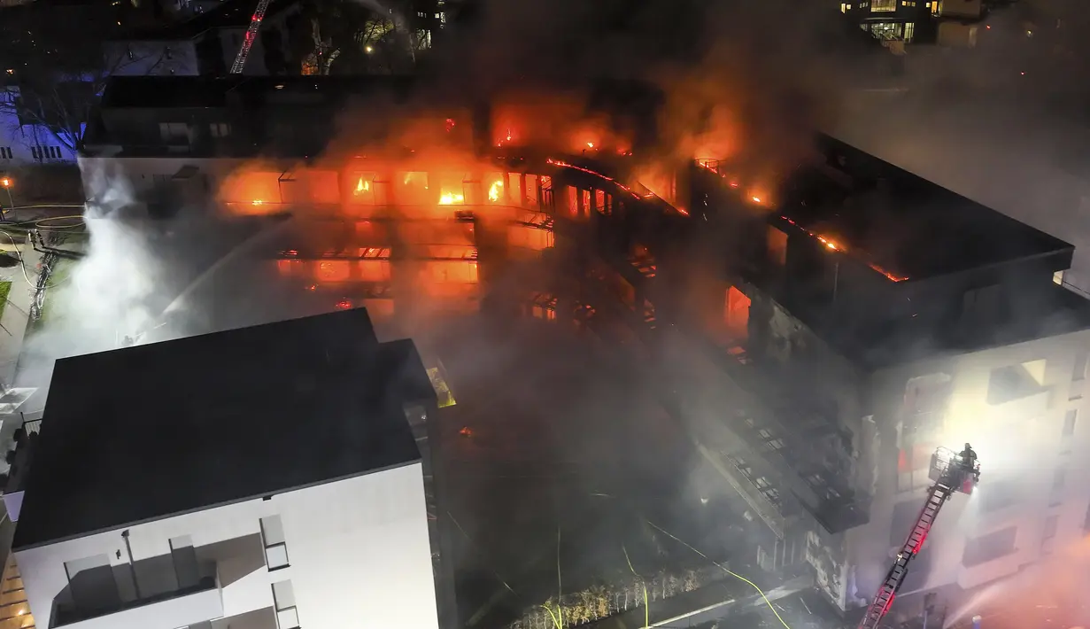 Api meletus dari kompleks apartemen di Essen, Jerman, Senin (21/2/2022). Sekitar 150 petugas dikerahkan untuk memadamkan api. (Christoph Reichwein/dpa vi aAP)