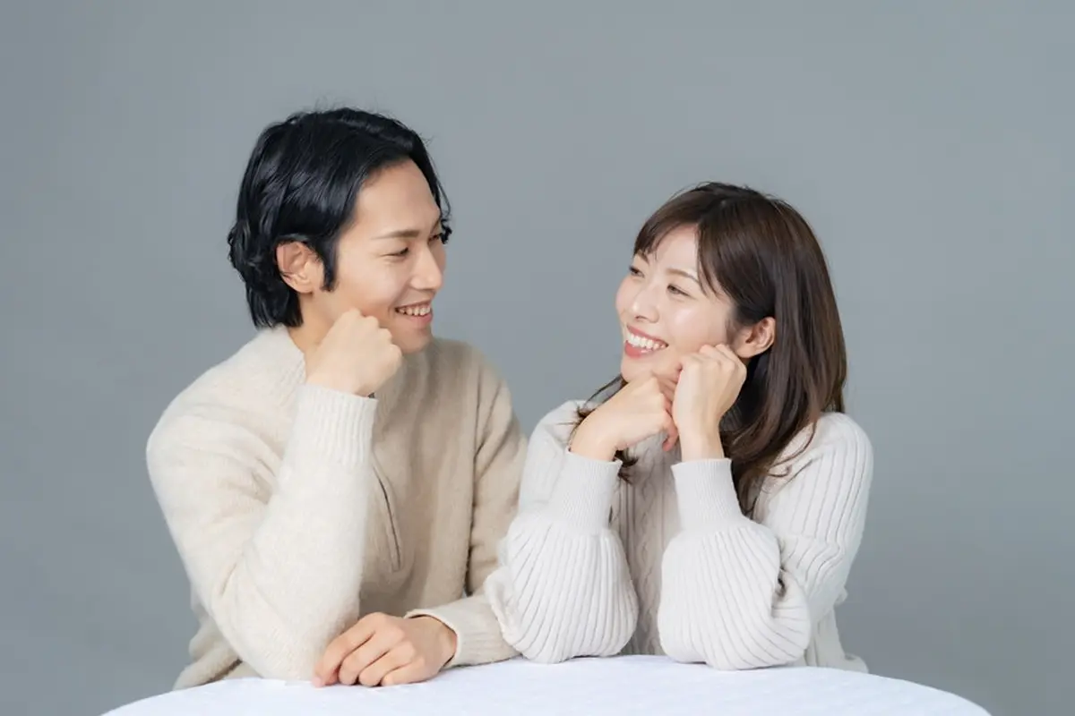 couple bahagia kencan romantis