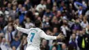 Striker Real Madrid, Cristiano Ronaldo, melakukan selebrasi usai mencetak gol ke gawang Sevilla pada laga La Liga di Stadion Santiago Bernabeu, Minggu (10/12/2017). Real Madrid menang 5-0 atas Sevilla. (AP/Francisco Seco)