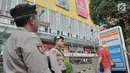 Polisi berjaga di pusat perbelanjaan kawasan Glodok, Jakarta, Kamis (27/6/2019). TNI dan Polri mengamankan sejumlah pusat perbelanjaan di Jakarta guna mengantisipasi hal tidak diinginkan saat pembacaan putusan sidang sengketa Pilpres 2019. (merdeka.com/Iqbal Nugroho)