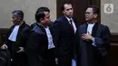 Terdakwa kasus korupsi pengadaan helikopter AW-101, Irfan Kurnia Saleh alias Jhon Irfan Kenway berbincang dengan kuasa hukumnya usai menjalani sidang vonis di Pengadilan Tipikor, Jakarta, Rabu (22/2/2023). Direktur PT Diratama Jaya Mandiri itu dinilai terbukti secara sah dan meyakinkan melakukan tindak pidana korupsi dalam pengadaan tersebut. (Liputan6.com/Johan Tallo)