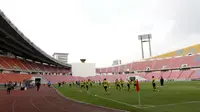 Suasana tampak dalam dari Stadion Rajamangala, Bangkok, Jumat (16/11). Stadion dengan kapasitas 49.722 kursi itu akan menggelar laga Piala AFF 2018 antara Thailand melawan Timnas Indonesia. (Bola.com/M. Iqbal Ichsan)