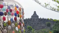 Kreasi payung tradisional nusantara mewarnai kawasan Taman Lumbini, Komplek Candi Borobudur selama Festival Payung Indonesia 2018 di Magelang, Jawa Tengah, Jumat (7/9). Festival budaya ini diselenggarakan tanpa pungutan biaya. (Liputan6.com/Gholib)