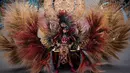 Seorang peserta mengenakan kostum dalam Jember Fashion Carnaval (JFC) di Jember, Provinsi Jawa Timur pada Minggu (4/8/2019). Kegiatan ini mengangkat tema 'tribal grandeur', dengan menghadirkan keagungan 8 suku di dunia. (Photo by JUNI KRISWANTO / AFP)