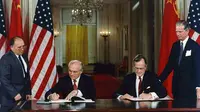 Pemimpin Uni Soviet Mikhail Grobachev dan Presiden Amerika Serikat George H.W. Bush menandatangani kesepakatan penghentian produksi senjata kimia pada 1 Juni 1990 (Wikipedia/Public Domain)