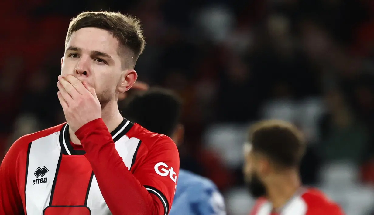 Ekspresi kecewa pemain Sheffield United, James McAtee setelah timnya kalah dari Aston Villa pada laga lanjutan Liga Inggris 2023/2024 di Bramall Lane, Sheffiled, Inggris, Minggu (04/02/2024) dini hari WIB. (AFP/Darren Staples)