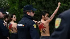 Polisi Spanyol menahan sejumlah aktivis Femen yang melakukan aksi telanjang dada memprotes penggalian makam diktator Spanyol Francisco Franco selama pertemuan tahunan di Madrid, Spanyol (24/11/2019). Aksi ini sekaligus memperingati kematian ke-44 Francisco Franco. (AFP/Oscar Del Pozo)