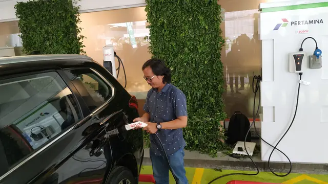 PT Pertamina (Persero) resmi mengoperasikan Green Energy Station (GES) di SPBU COCO Pertamina 31.12.902,  Kuningan, Jakarta (10/12/2018).